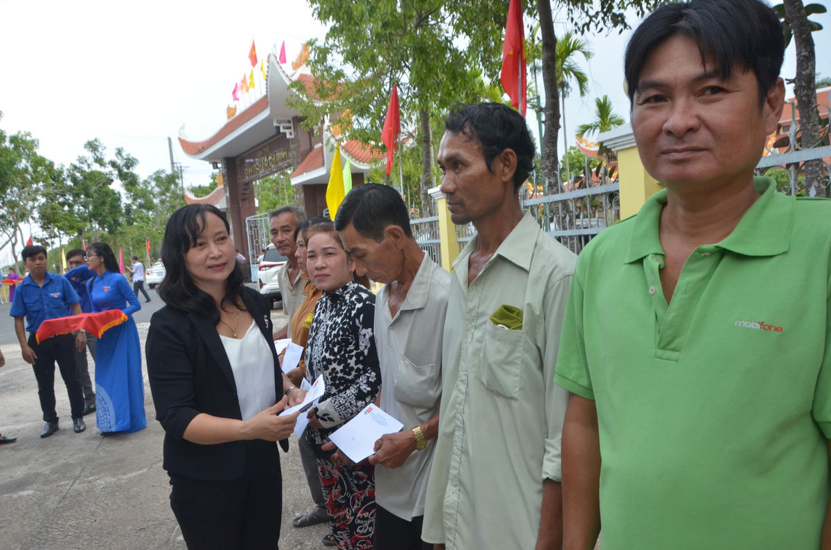 Phó chủ tịch Uỷ ban MTTQ Việt Nam tỉnh Bạc Liêu Phạm Thị Mỹ Linh trao quà cho hộ nghèo, hộ khó khăn xã Châu Thới, huyện Vĩnh Lợi.