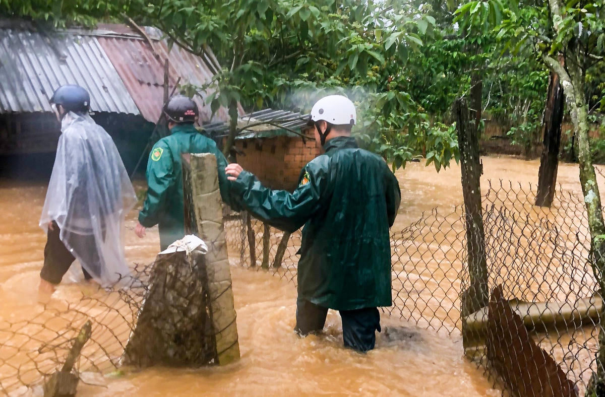  Các lực lượng xã Đại Lào giúp người dân vận chuyển đồ đạc, sơ tán đến nơi ở an toàn.