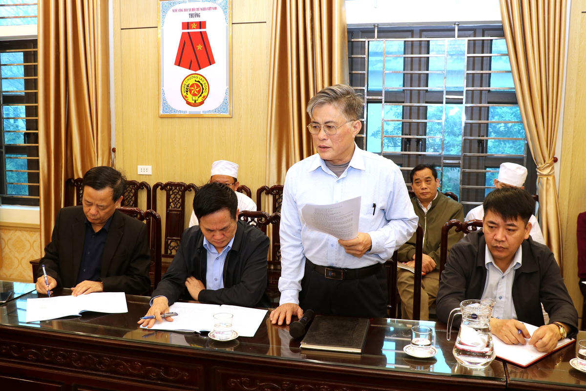 Bác sĩ Phạm Ngọc Hạnh, Phó Giám đốc phụ trách Trung tâm Y tế huyện Vụ Bản báo cáo thực tế hoạt động của Trung tâm với đoàn công tác của tỉnh Nam Định.