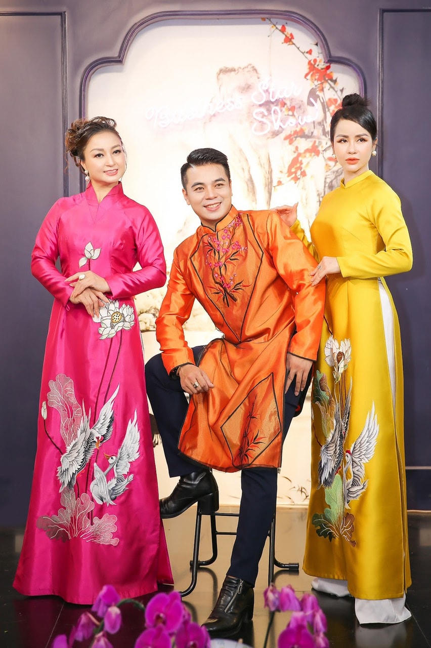 NTK Lê Tuấn Anh (ở giữa) thường được gọi là David Le là một nhà thiết kế đa tài với nhiều kỹ năng. Ảnh: NVCC.