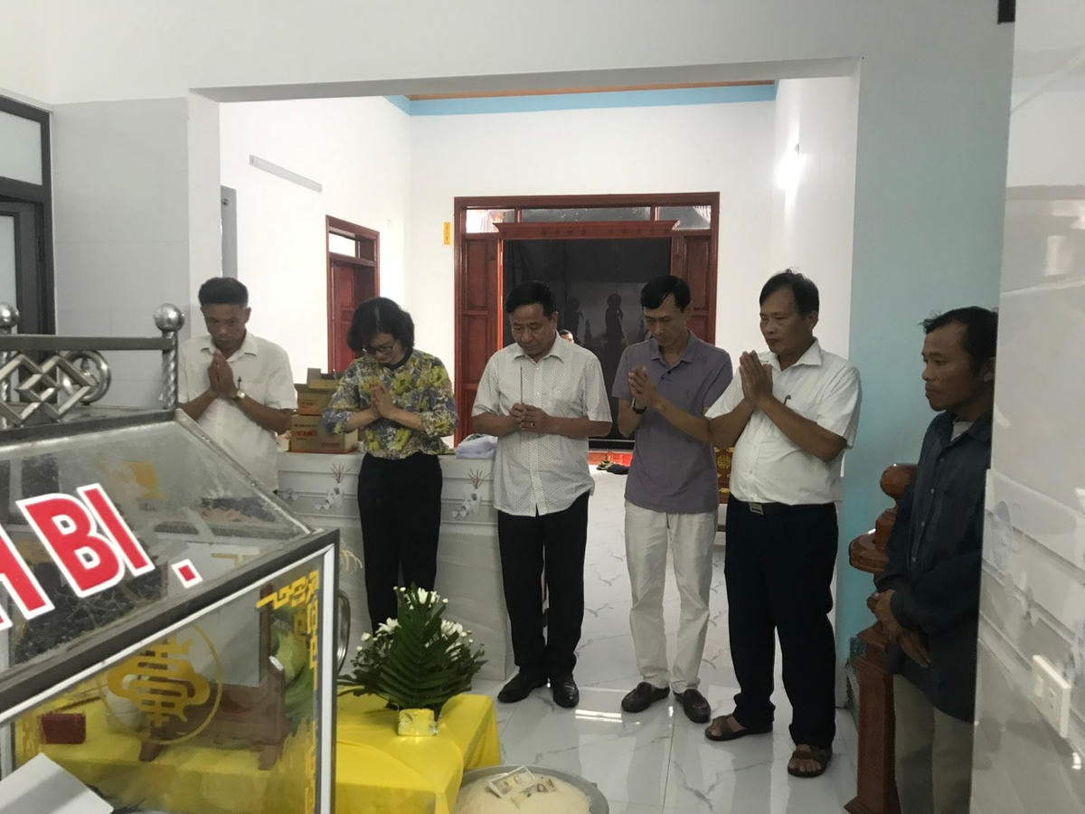 Bà Đặng Thị Chiên, Phó Chủ tịch Ủy ban MTTQ tỉnh cùng đoàn công tác của tỉnh viếng một trong 4 nạn nhân.