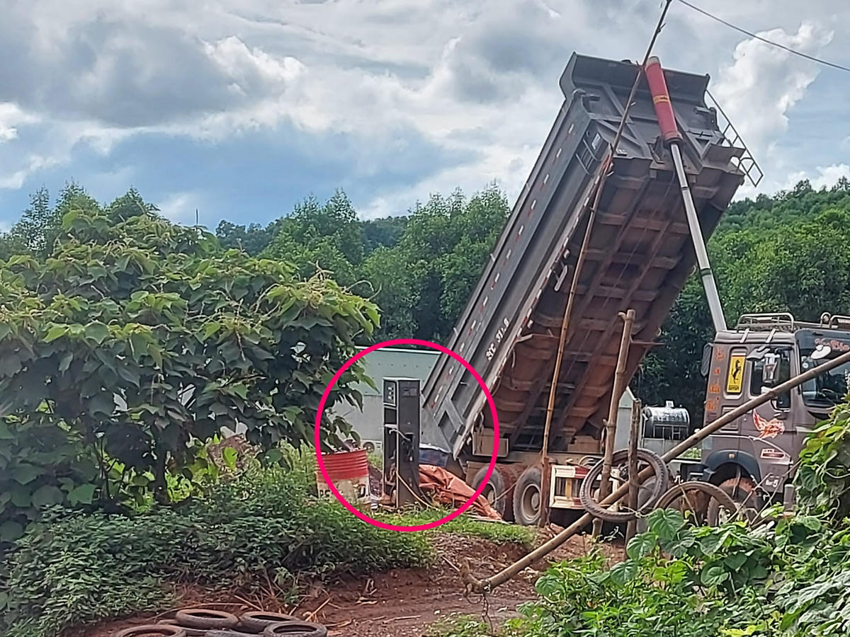 Cột dầu tồn tại từ thời điểm DN Đức Thành được cấp phép tận thu đất, nhưng đến nay, đã 3 tháng trôi qua, dù bị cơ quan chức năng phát hiện nhưng vẫn không ai đến tháo dỡ.