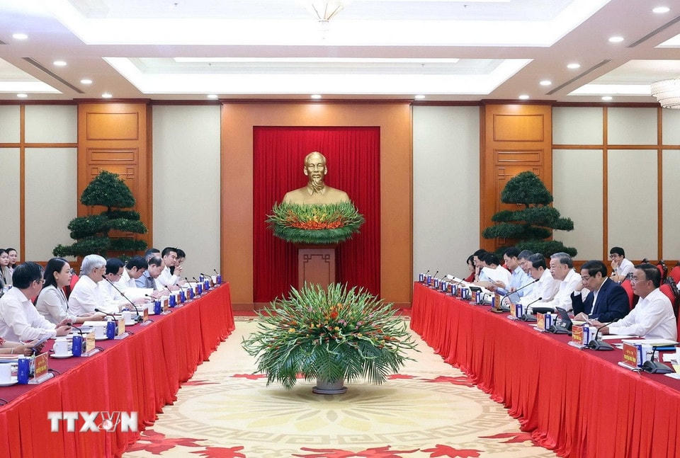Tổng Bí thư Tô Lâm chủ trì cuộc làm việc của Bộ Chính trị với Ban Thường vụ Đảng uỷ Mặt trận Tổ quốc, các đoàn thể Trung ương. (Ảnh: Thống Nhất/TTXVN)