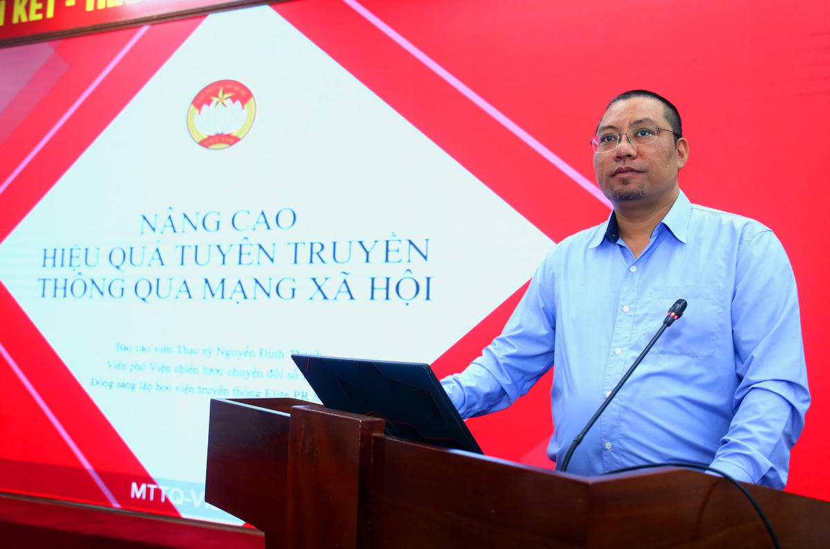 Ông Nguyễn Đình Thành, Giám đốc điều hành Elite Pr School chia sẻ kinh nghiệm nâng cao hiệu quả công tác tuyên truyền qua mạng xã hội của MTTQ Việt Nam.