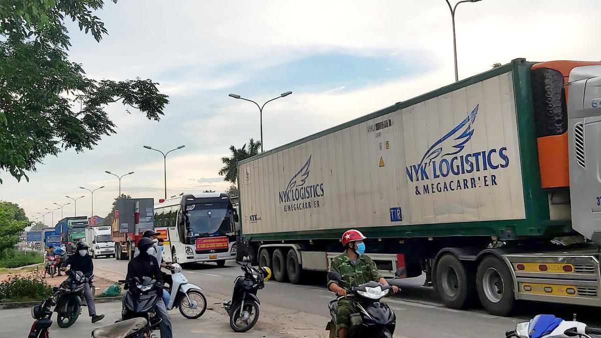 Vụ tai nạn đã khiến QL1A ùn tắc cục bộ.