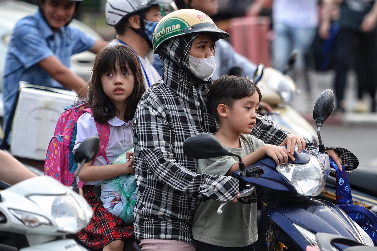 Không ít người tỏ ra khó chịu vì phải đứng "chôn chân".