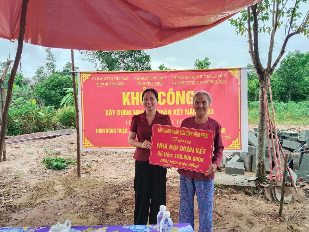 Lãnh đạo Ủy ban MTTQ huyện Lệ Thủy (tỉnh Quảng Bình) hỗ trợ người nghèo xây dựng nhà Đại đoàn kết.