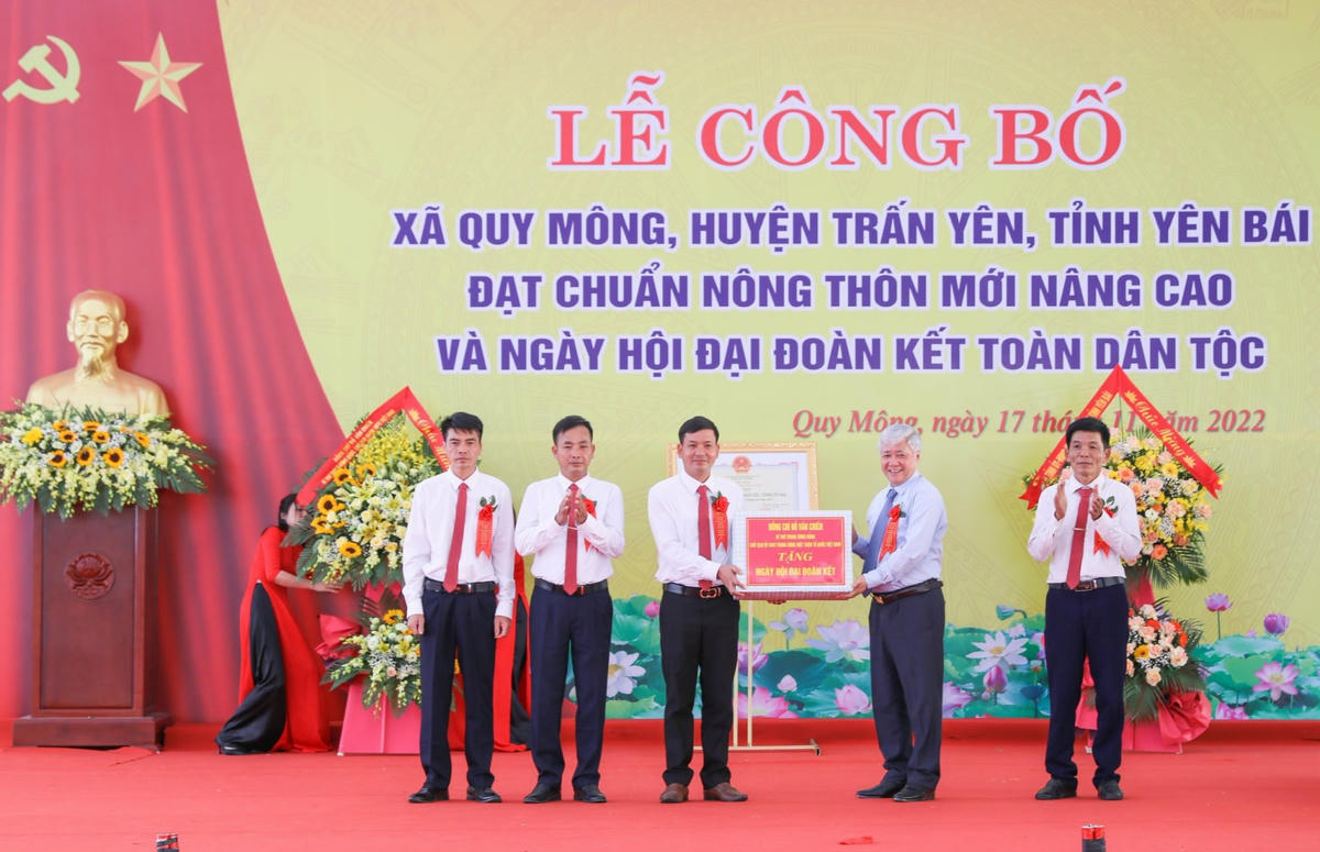 Chủ tịch Đỗ Văn Chiến tặng quà tại Ngày hội Đại đoàn kết toàn dân tộc.