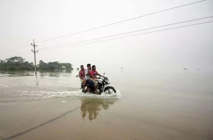 Con đường ngập nước ở Sylhet, Bangladesh, ngày 19/6. Ảnh: Reuters.