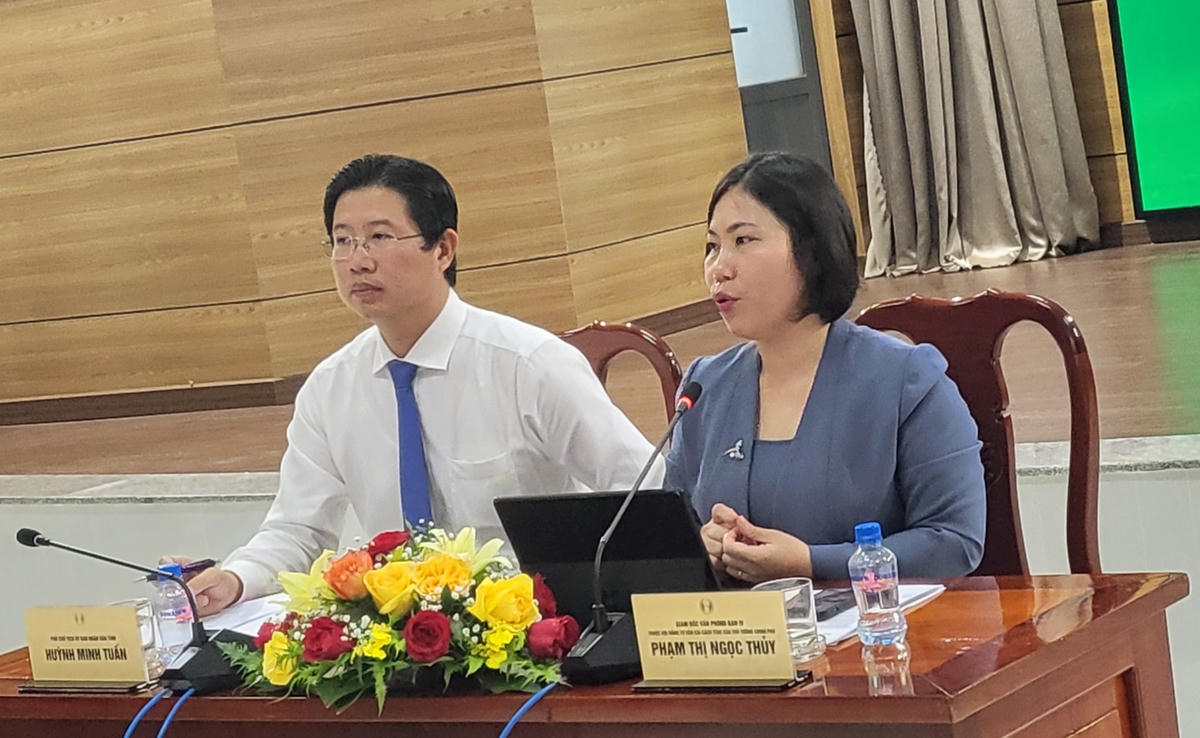Bà Phạm Thị Ngọc Thuỷ, Giám đốc Văn phòng Ban Nghiên cứu Phát triển kinh tế tư nhân trả lời báo chí tại buổi họp báo.