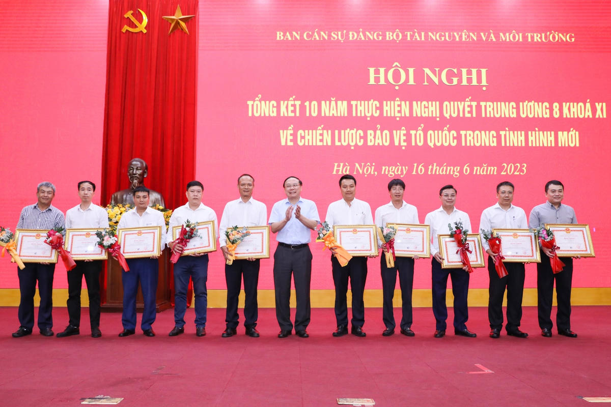Lãnh đạo Bộ TN&MT trao bằng khen cho các tập thể, cá nhân có thành tích xuất sắc trong thực hiện Nghị quyết Trung ương 8, khóa XI.