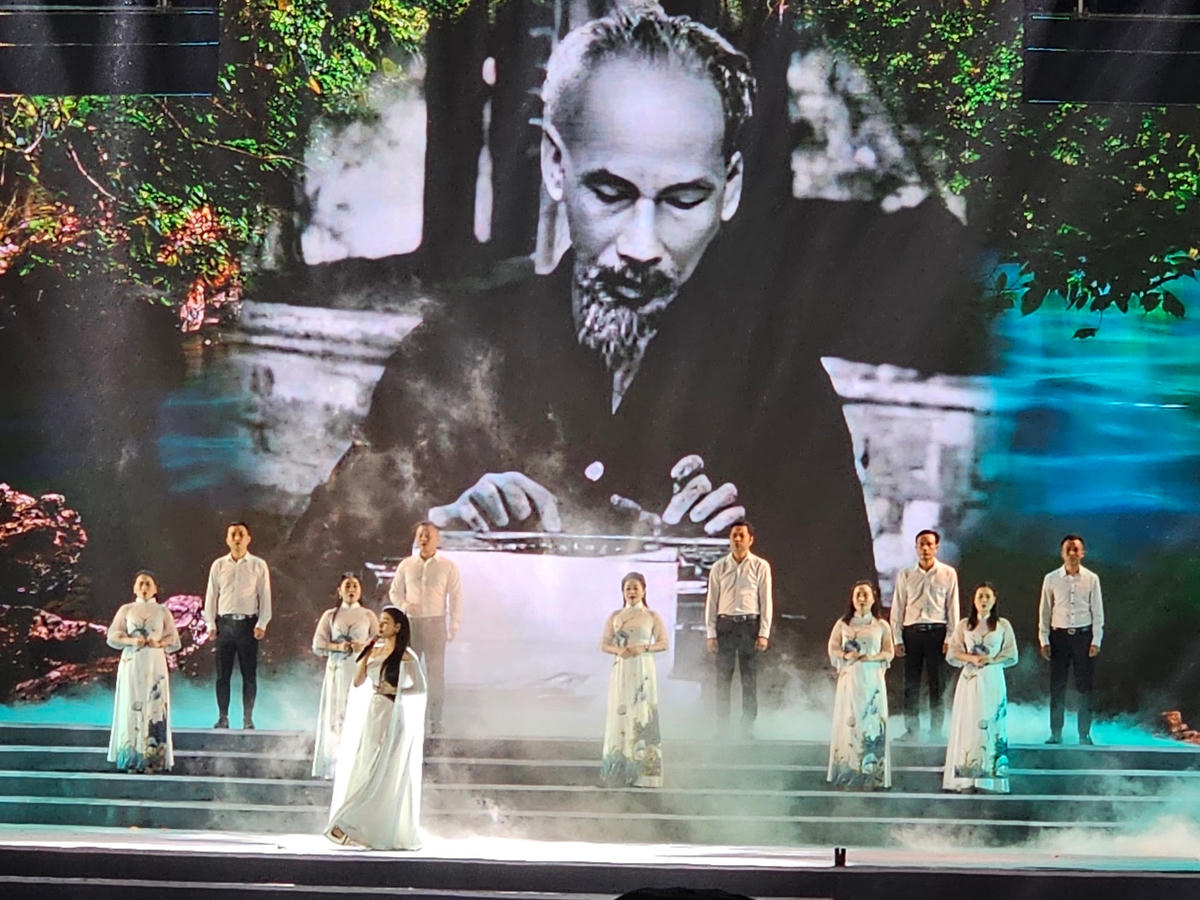 Tiết mục văn nghệ nói về cuộc đời và sự nghiệp cách mạng của Chủ tịch Hồ Chí Minh kính yêu.