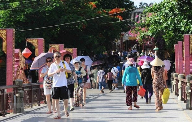 Du khách tham quan phố cổ Hội An. Ảnh: Minh Đức/TTXVN.