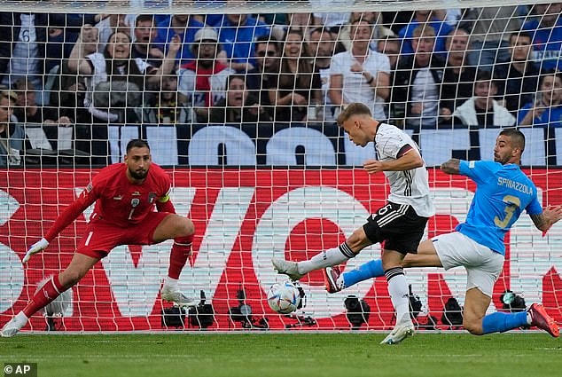 Kimmich và các đồng đội dễ dàng dẫn trước Italy đến 5-0 (Ảnh: AP).