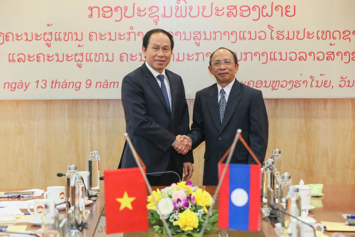 Phó Chủ tịch - Tổng Thư ký Lê Tiến Châu và ông Khampheuy Boutdavieng, Phó Chủ tịch Thường trực UBTƯ Mặt trận Lào xây dựng đất nước.