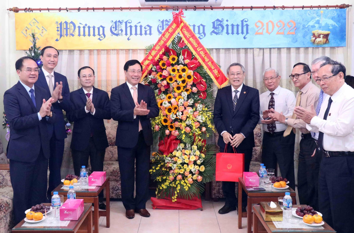 Phó Thủ tướng Thường trực Chính phủ Phạm Bình Minh, Phó Chủ tịch UBTƯMTTQ Việt Nam Phùng Khánh Tài chúc mừng Giáng sinh năm mới tại Hội thánh Tin Lành Việt Nam (miền Nam).