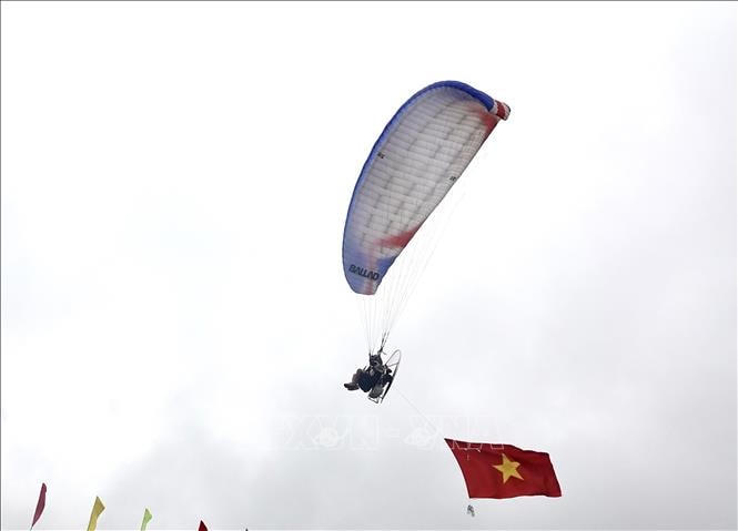 Du khách được chiêm ngưỡng màn bay biểu diễn dù bay của các phi công.