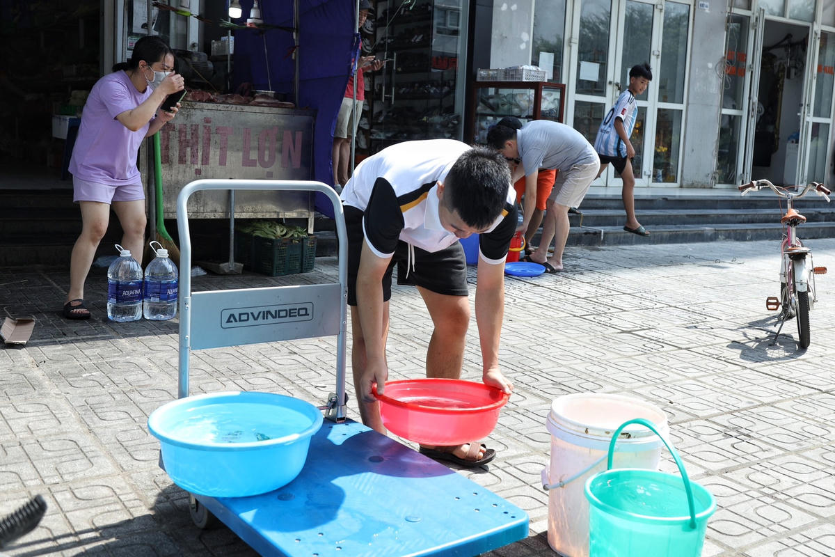 "Khi liên hệ Công ty cổ phần nước sạch Thanh Hà để hỏi khi nào có nước trở lại thì chỉ nhận được sự trả lời vòng vo. Chúng tôi mong rằng nếu cắt nước phải thông báo trước để người dân có kế hoạch chuẩn bị", ông Lê Mạnh Hùng bày tỏ.