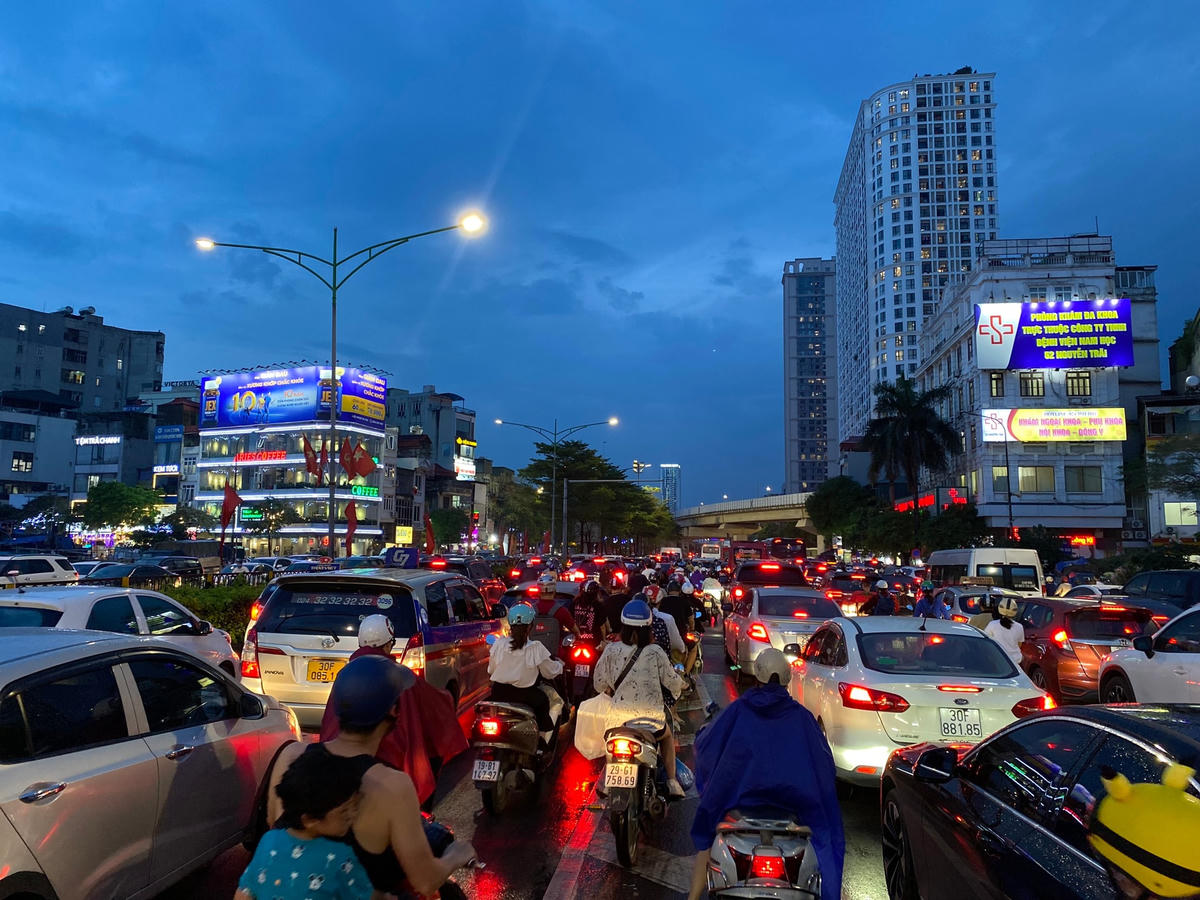 Tuyến đường Nguyễn Trãi ùn tắc kéo dài nhiều giờ sau cơn mưa lớn.