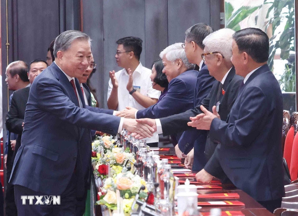 Tổng Bí thư Tô Lâm và các đại biểu tham dự buổi gặp mặt. (Ảnh: Phương Hoa/TTXVN)