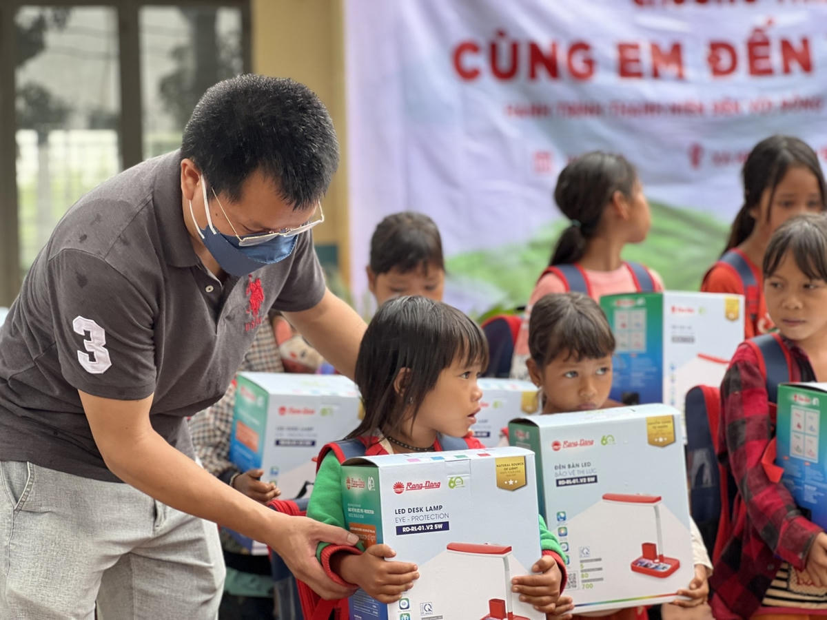 Những món quà ấm áp tình người. (Nguồn ảnh: Fly To Sky).