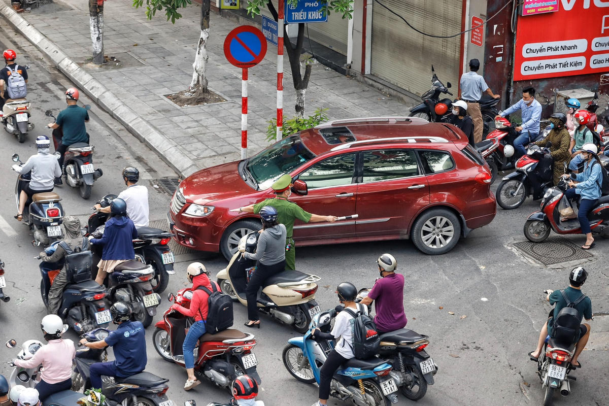 Để giảm tải tình trạng ùn tắc, tại các con ngõ, tuyến phố có hướng ra đường Nguyễn Trãi cũng được lực lượng công an phường điều tiết, hướng dẫn giao thông.