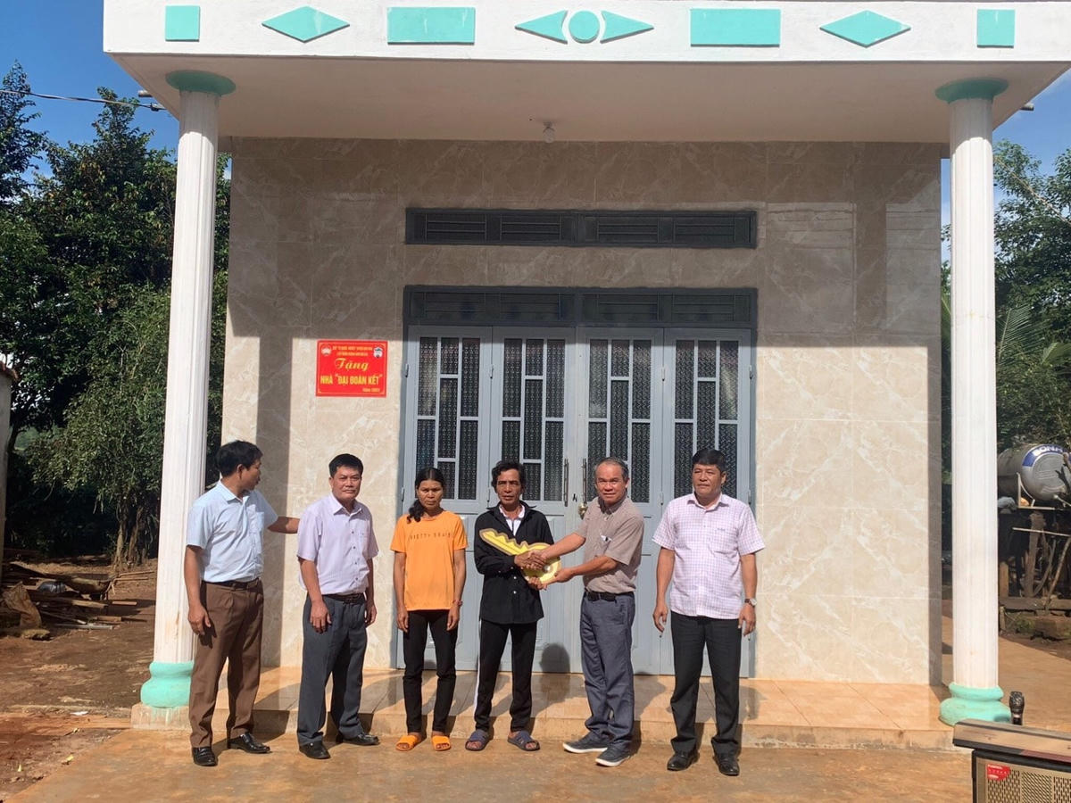 Chủ tịch Tập đoàn Hoàng Anh Gia Lai Đoàn Nguyên Đức (thứ 2 từ phải qua) trao tặng nhà Đại đoàn kết cho hộ ông Rắp, làng Klot, xã Kon Gang.