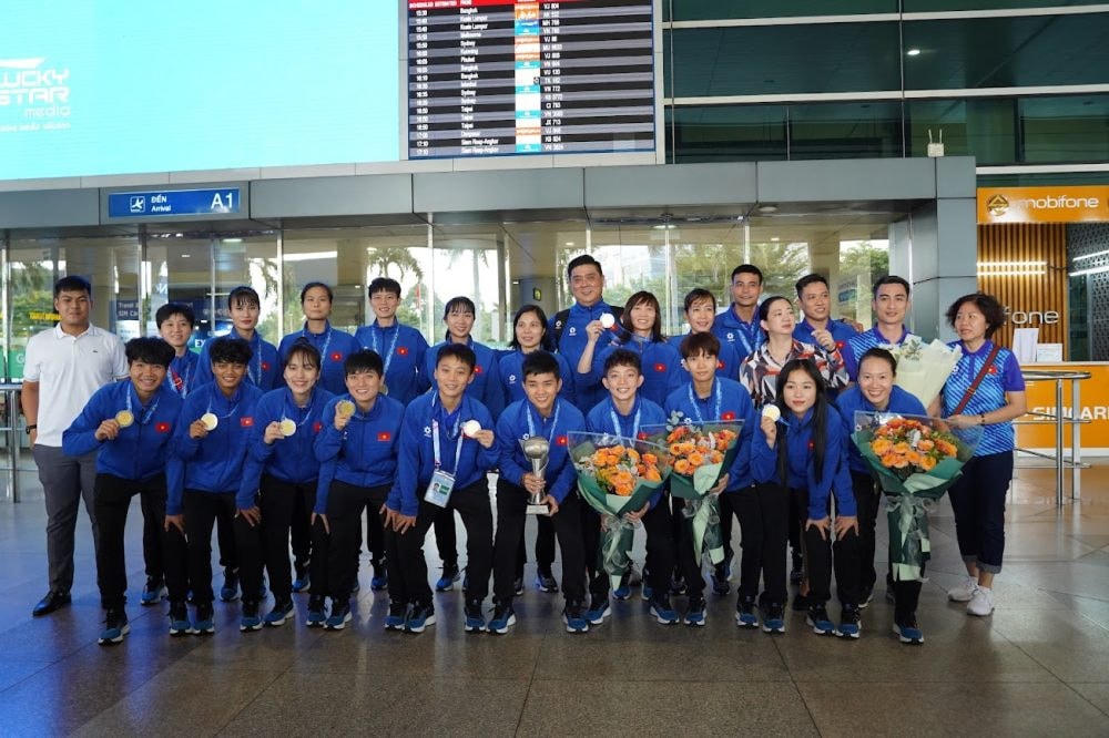 Đội tuyển Futsal Nữ Việt Nam được chào đón tại sân bay Tân Sơn Nhất.