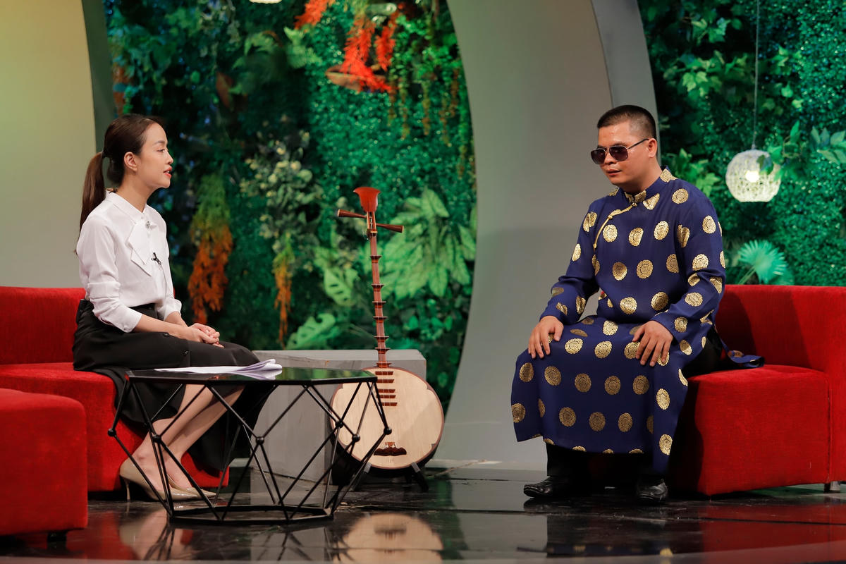 Chàng trai khiếm thị Thái Quốc Thanh tại chương trình "Trạm yêu thương".