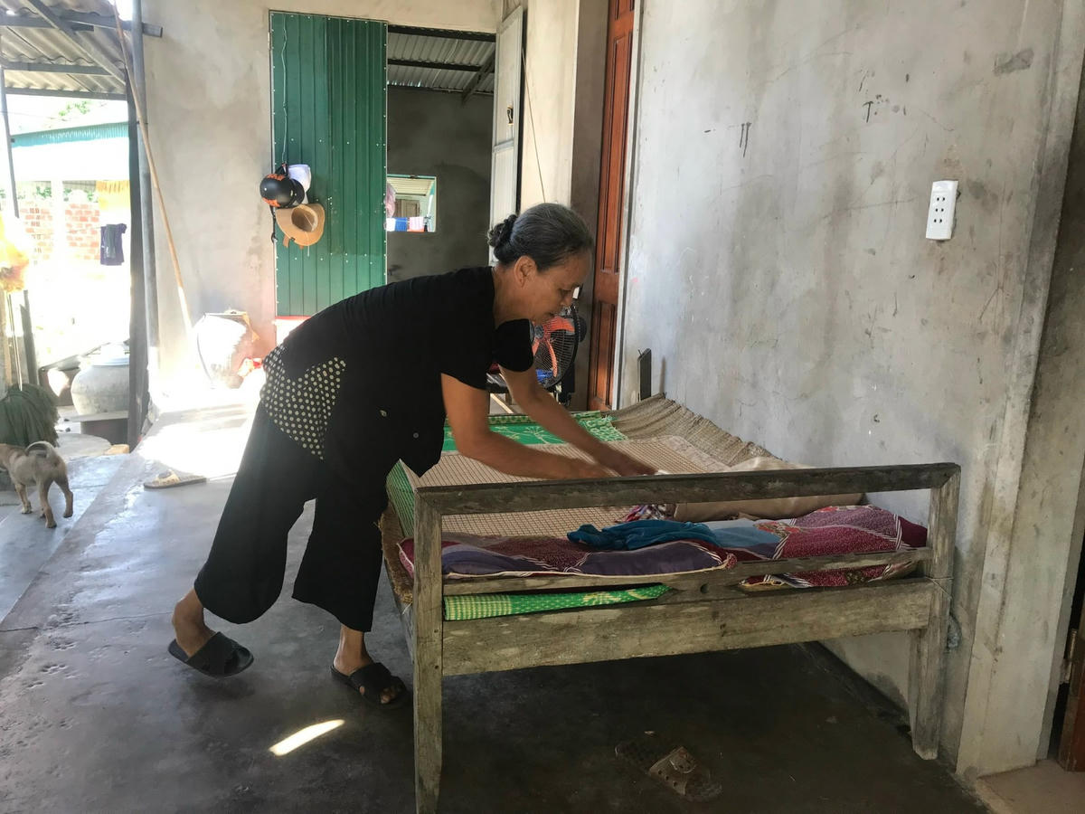 Bà Thỉ kê giường trên hiên nhà con trai để ngủ. 