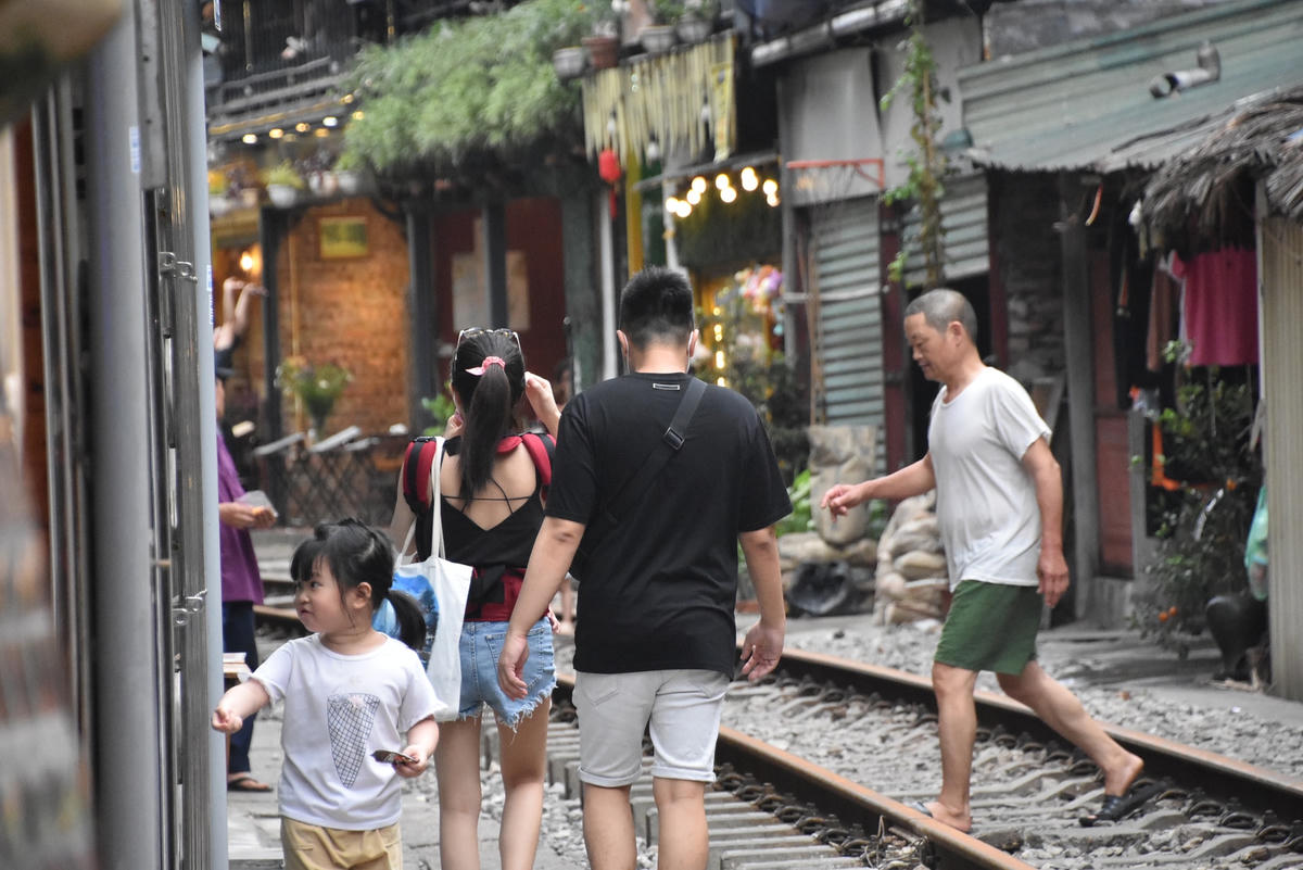 "Cà phê tại đây rất ngon mà giá lại hợp lý. Trải nghiệm vừa uống cà phê vừa nhìn tàu chạy rất thú vị dù chúng tôi có hơi sợ", du khách này cho biết. 