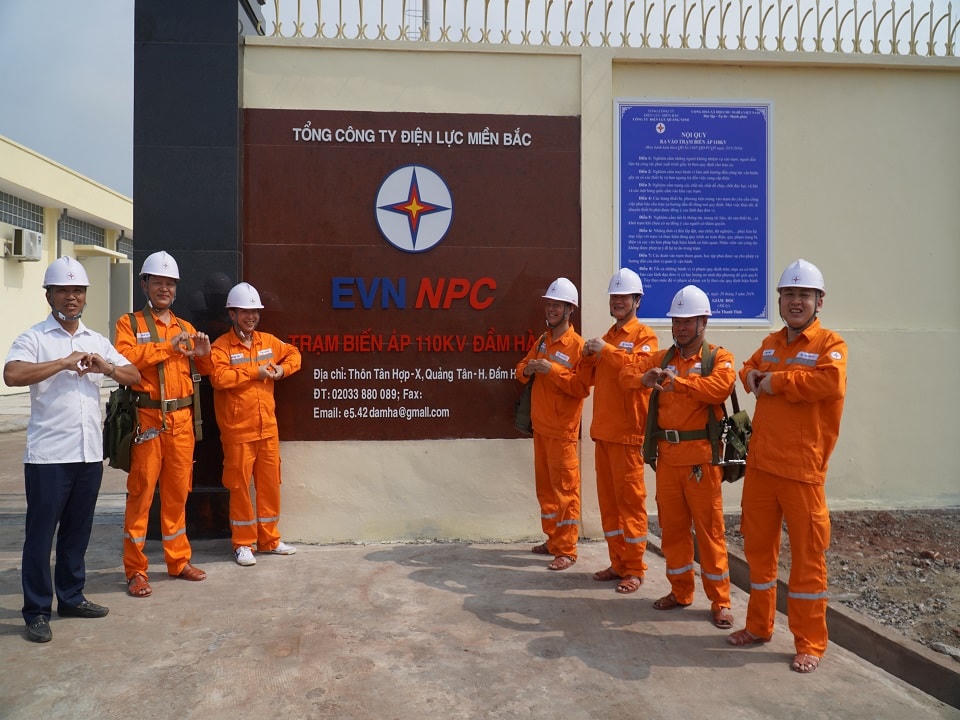 Niềm vui của những người thợ điện khi hoàn thành đóng điện nghiệm thu công trình mới, đảm bảo cung cấp điện cho Nhân dân.