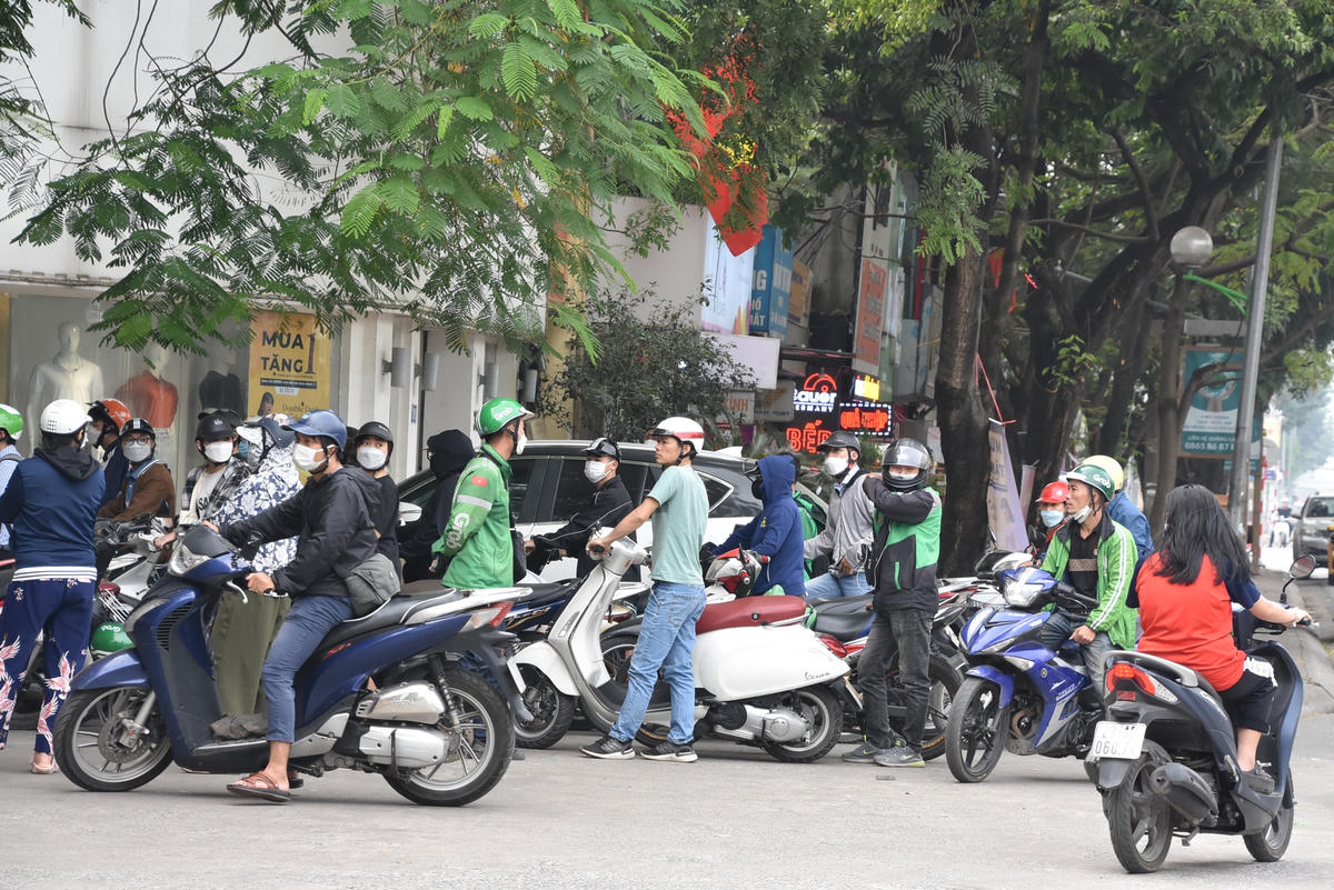 Tại một số cây xăng, người dân xếp hàng tràn ra cả lòng/lề đường chờ đợi.