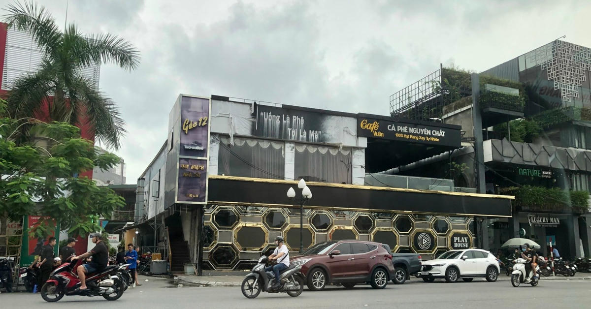 Chiều cùng ngày, lực lượng Công an vẫn canh giữ tại quán rượu Playhouse.
