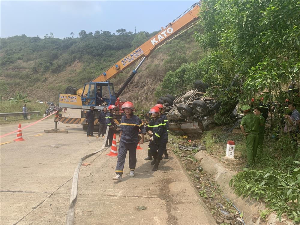 Lực lượng chức năng có mặt tại hiện trường để triển khai công tác cứu nạn, cứu hộ. Ảnh: Bộ Công an.