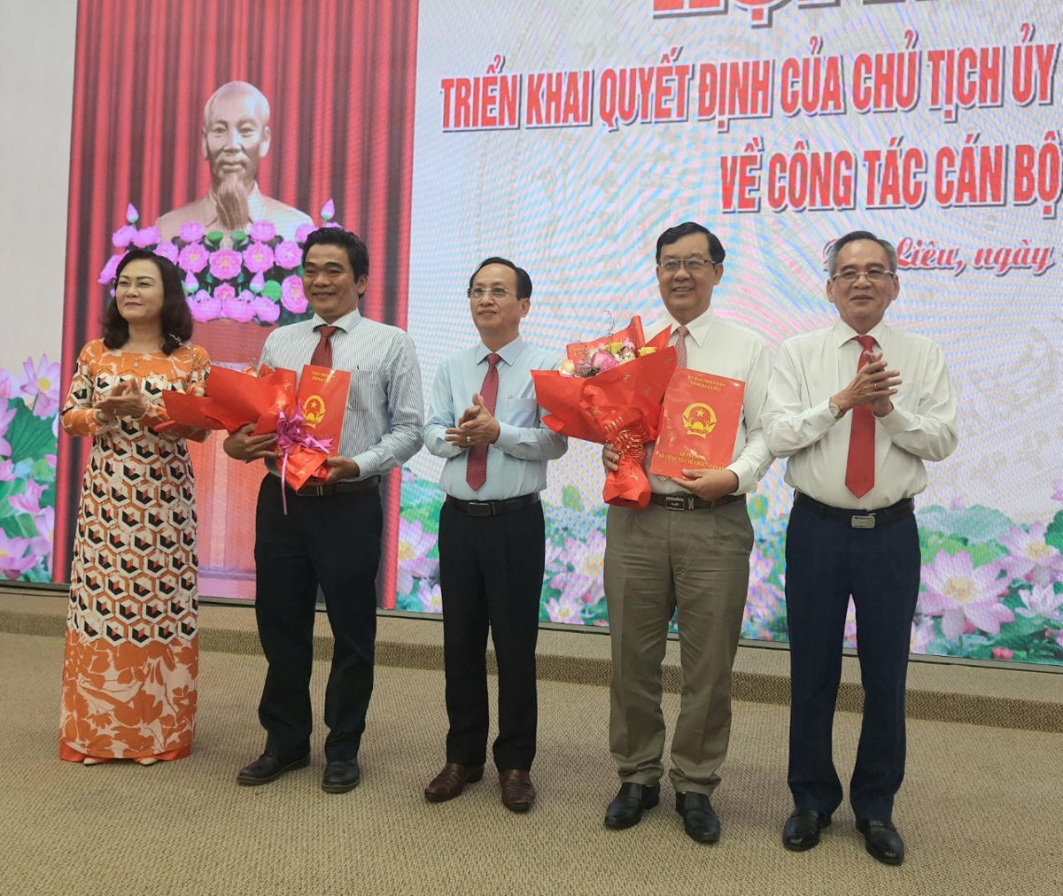 Lãnh đạo tỉnh Bạc Liêu trao quyết định, tặng hoa cho Ban Giám đốc Sở Khoa học và Công nghệ.