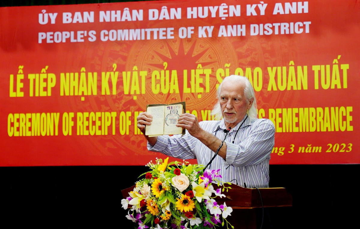 Peter Mathews tự hào nói về cuốn nhật ký.