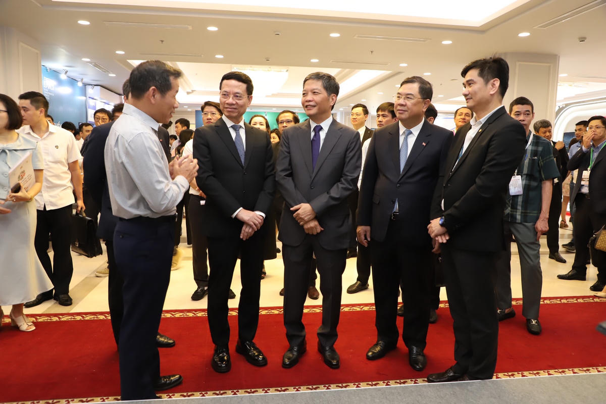 Các đại biểu trao đổi tại Diễn đàn.