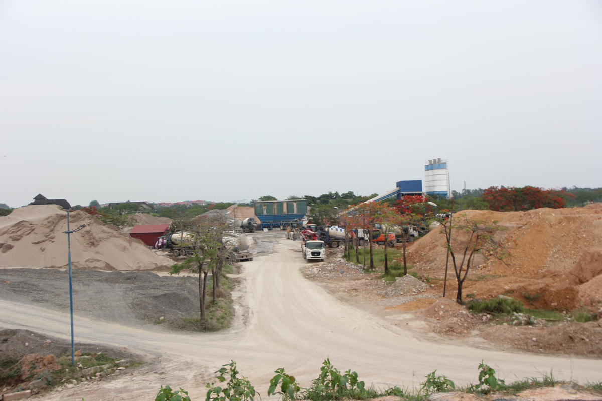  Trạm trộn bê tông Cường Thịnh hoạt động trên đất dự án Dự án khu sinh thái Cẩm Đình - Hiệp Thuận gây bụi bặm, xả thải nước thải gây ô nhiễm môi trường.