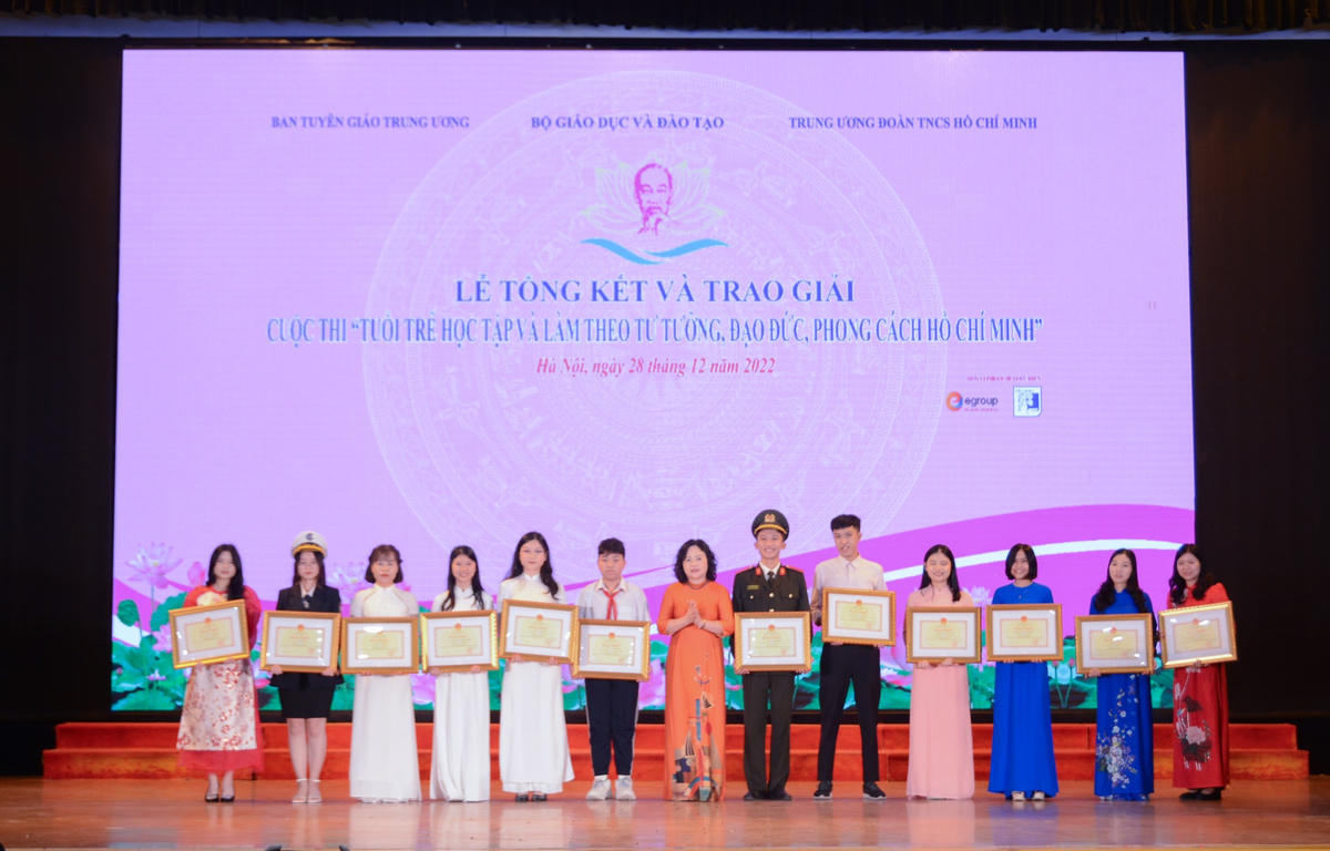 Thứ trưởng Bộ GDĐT Ngô Thị Minh trao bằng khen cho các tác giả đoạt giải.
