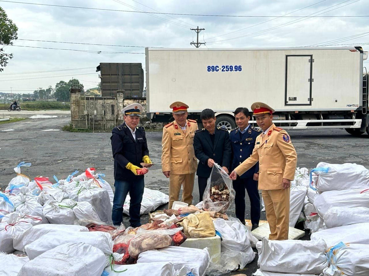Lực lượng chức năng phát hiện xe tải đông lạnh chở 3,2 tấn thực phẩm động vật.