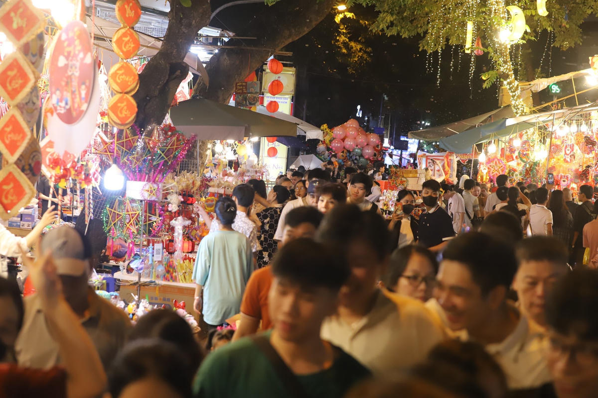 Hàng nghìn người chen chân chụp ảnh, mua các món đồ chơi Trung thu.