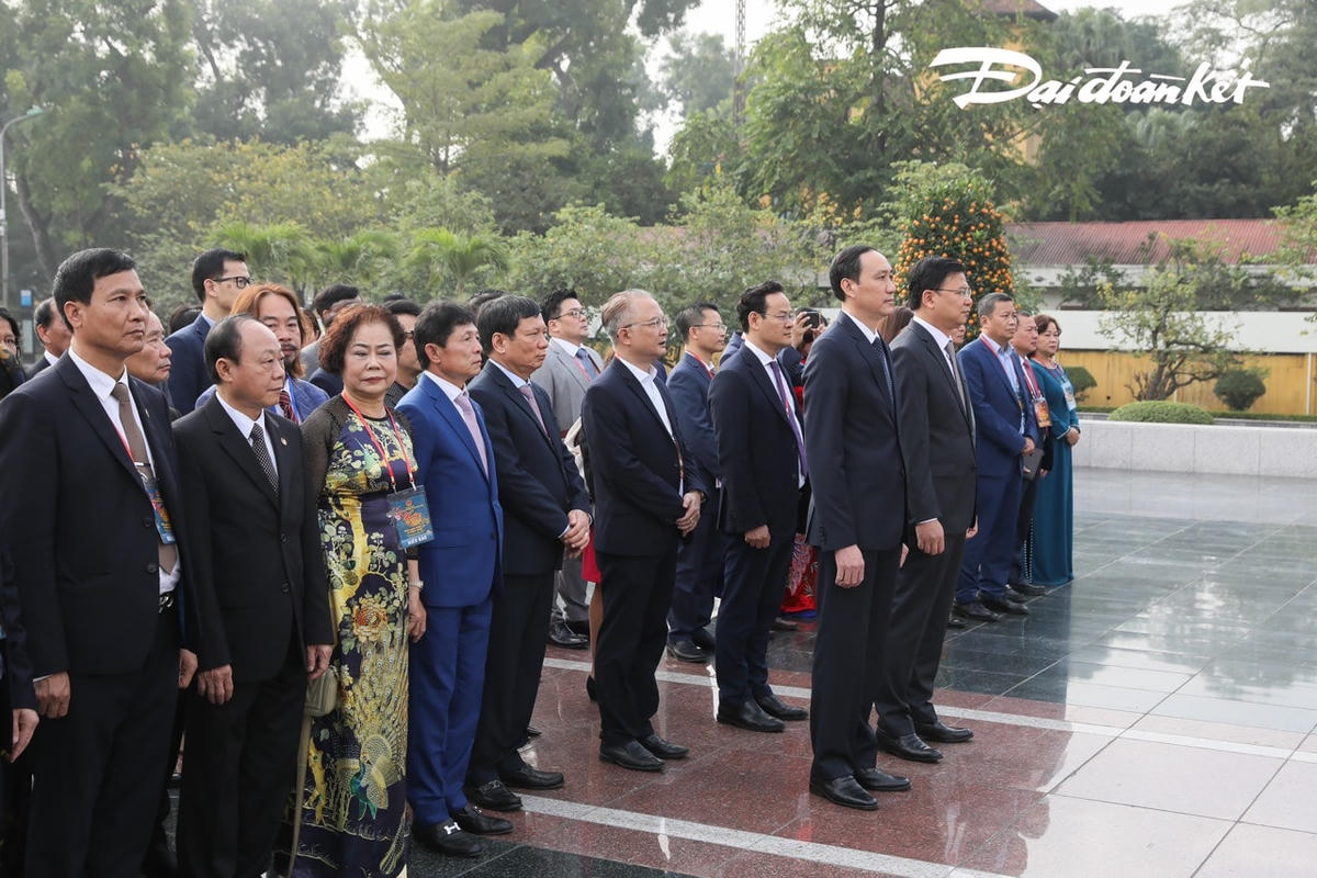 Phó Chủ tịch UBTƯ MTTQ Việt Nam Phùng Khánh Tài cùng đoàn kiều bào tiêu biểu tưởng niệm Anh hùng Liệt sỹ. Ảnh: Quang Vinh.