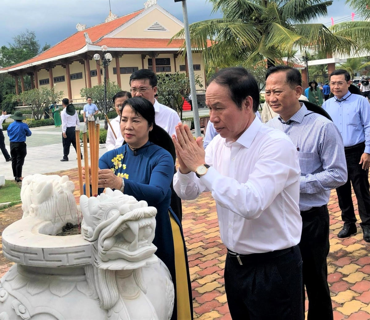Phó Chủ tịch - Tổng thư ký UBTƯ MTTQ Việt Nam Lê Tiến Châu và Chủ tịch Ủy ban MTTQ Việt Nam TP HCM Trần Kim Yến dăng hương tại bia "Tổ quốc ghi công" tại Khu di tích Láng Le - Bàu Cò.
