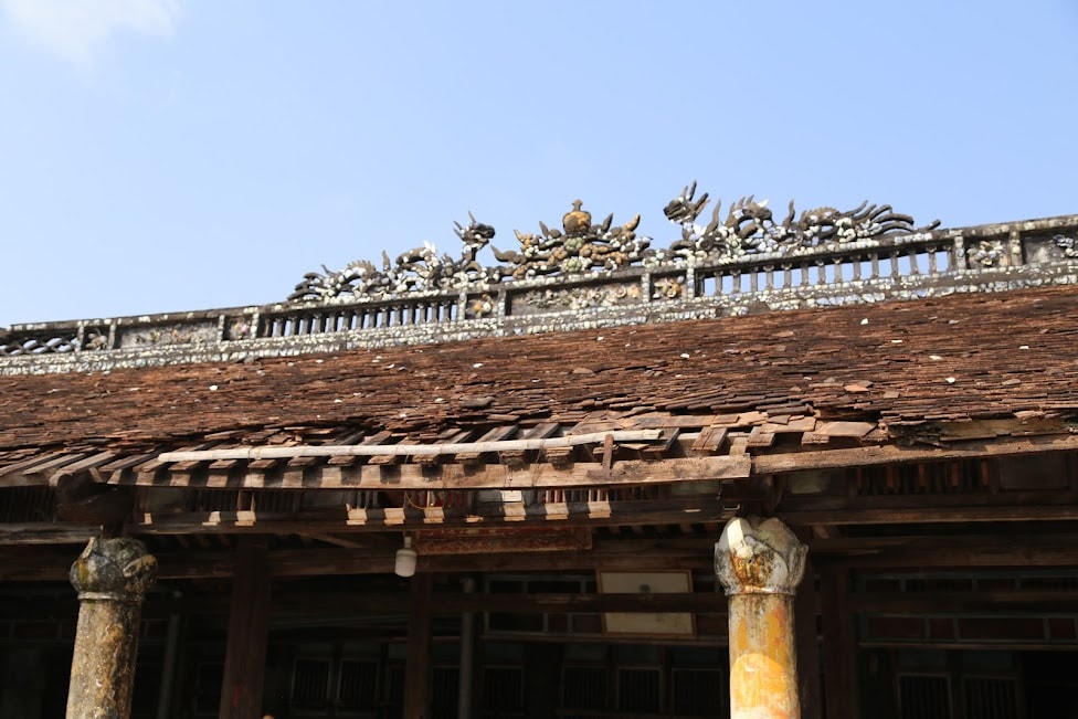 Những tấm ngói lợp đã hư hỏng.