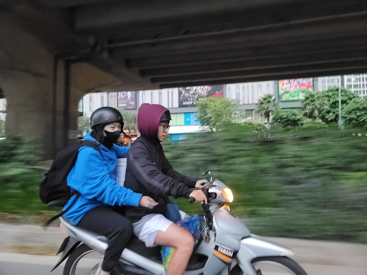 Người dân Hà Nội ra đường trong đợt rét mạnh. Ảnh: Quốc Thanh..  