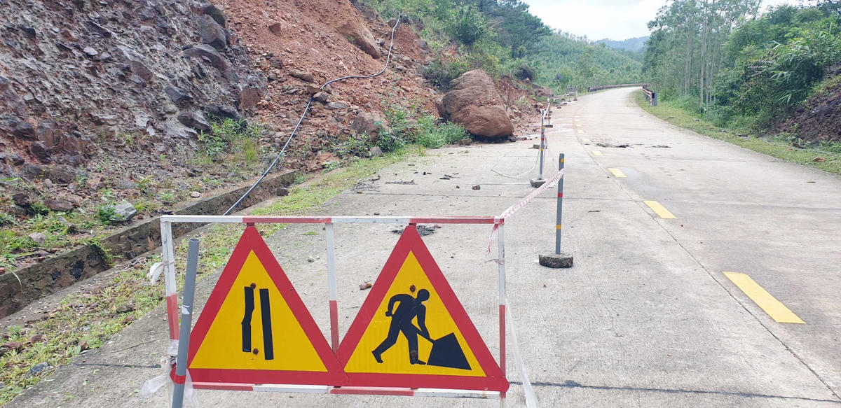 Có đoạn xuất hiện đất đá sạt trượt xuống lòng đường