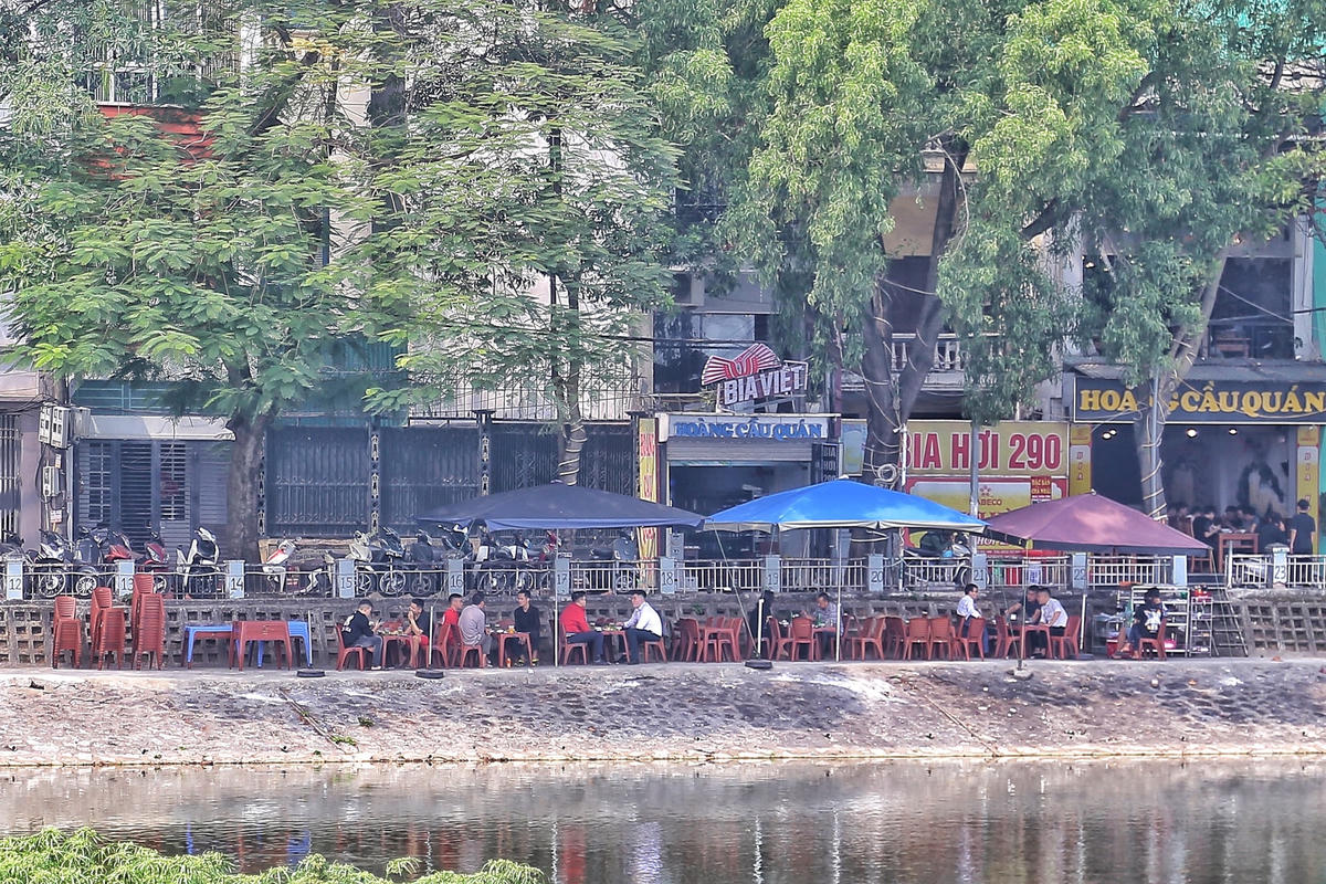 Tại vị trí lòng hồ Hoàng Cầu cũng đang bị một quán bia dài hàng chục mét ngang nhiên lấn chiếm nhưng không hiểu vì sao chưa bị xử lý.