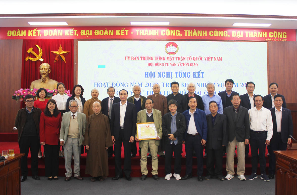 Phó Chủ tịch Phùng Khánh Tài cùng các đại biểu tham dự Hội nghị chụp ảnh lưu niệm.