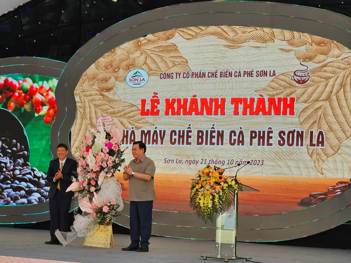 Chủ tịch Quốc hội tặng hoa chúc mừng.